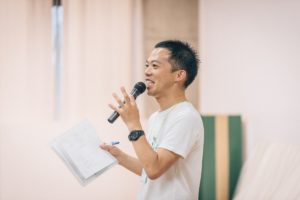 ワークショップをファシリテートする相内洋輔